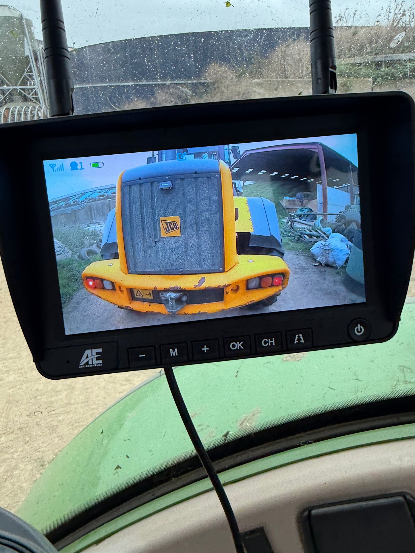 AE 7" WIRELESS MAGNETIC SOLAR VEHICLE CAMERA SYSTEM