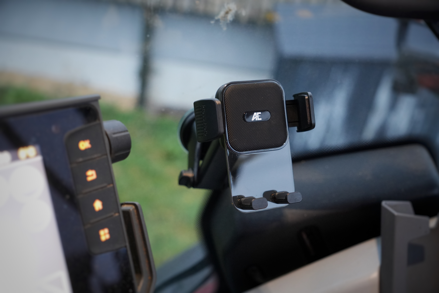 AE UNIVERSAL PHONE HOLDER