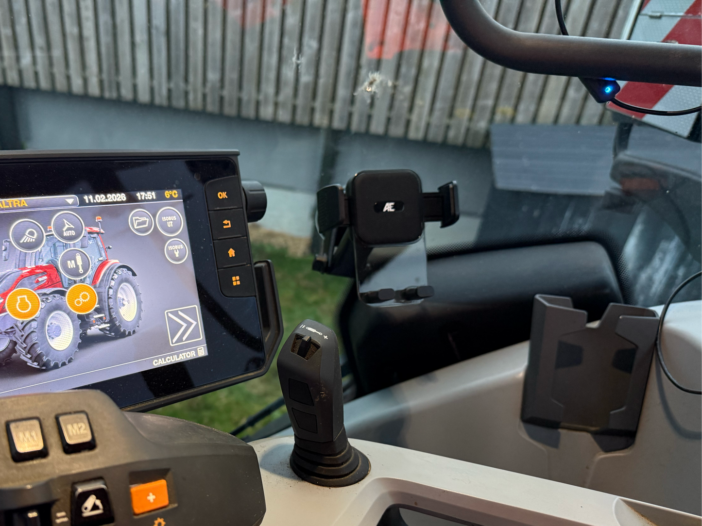 AE UNIVERSAL PHONE HOLDER